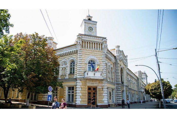 По словам Кирилеску, оба чиновника подали в отставку по собственной инициативе.  
