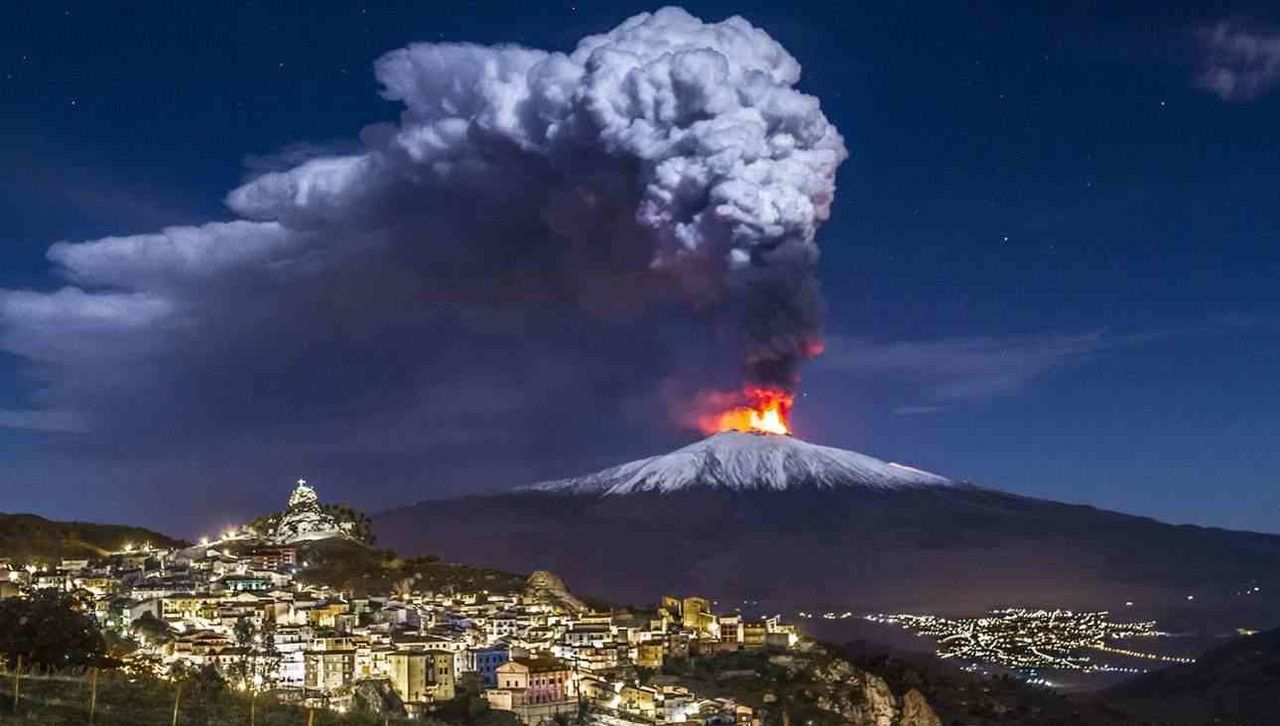Avertisment al specialiștilor: muntele Etna alunecă spre mare.