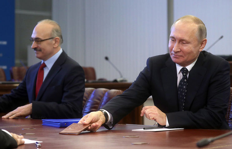 Владимир Путин подает документы для регистрации кандидатом на пост президента РФ в ЦИК РФ. Фото: Вячеслав Прокофьев/ТАСС.