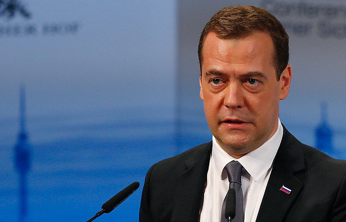 Российский премьер посетовал, что диалог с Европой по многим направлениям полностью оборвался.