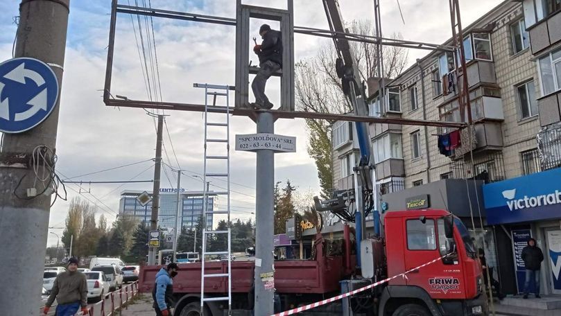 Чебана просят ввести мораторий на демонтаж рекламных конструкций сроком на год.