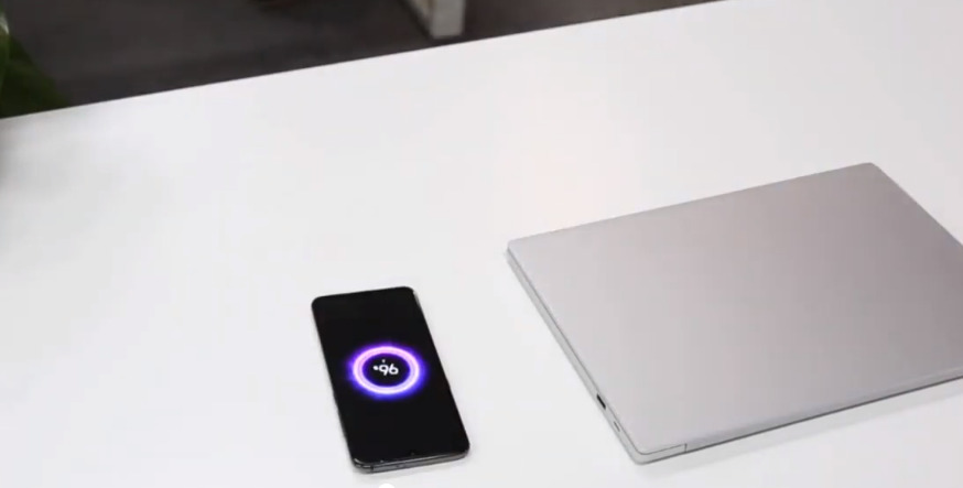 Xiaomi и IKEA создали стол с 20-ваттной беспроводной зарядкой.