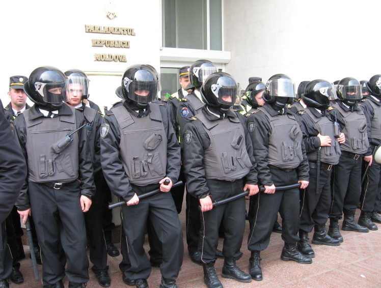 Un tânăr către polițiști, după moartea lui Brăguța: Ieșiți public și spuneți adevărul. Foto: independent.md