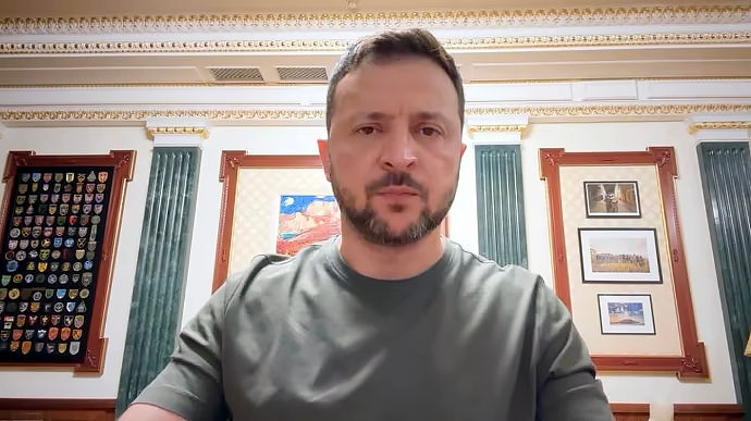 Зеленский: Просим партнеров ускорить поставки оружия, у войны нет отпусков.