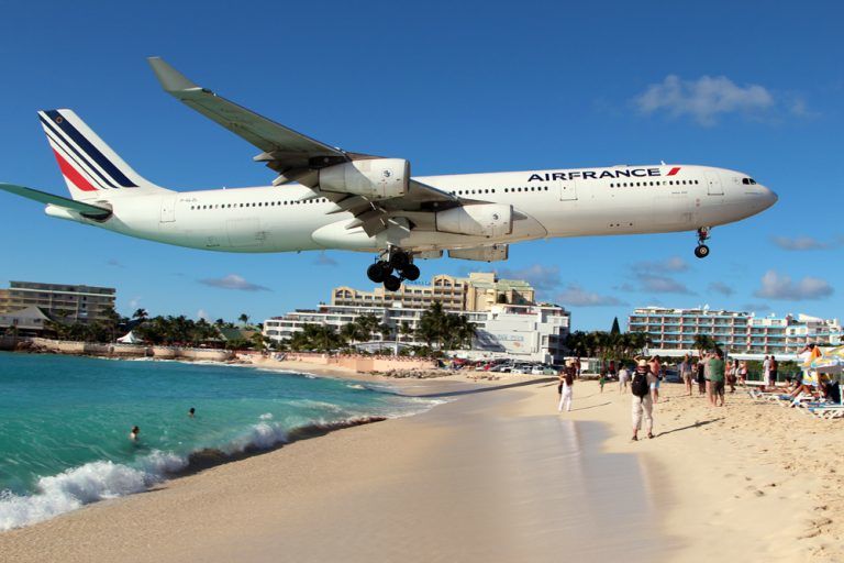 Как только Boeing 737-800 завёл свои двигатели, 57-летнюю женщину из Новой Зеландии сдуло.