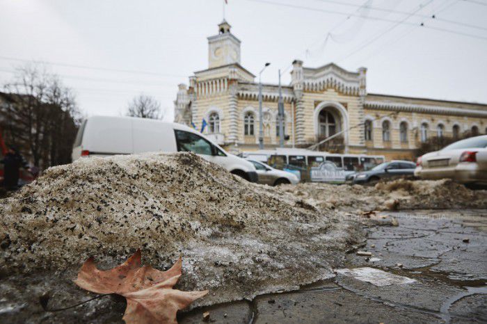 În capitală se dă startul curăţeniei de primăvară. Foto: UNIMEDIA / Igor Rotari 