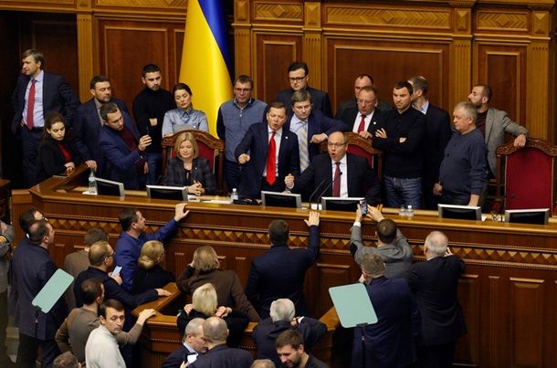 Верховная Рада поддержала введение военного положения.