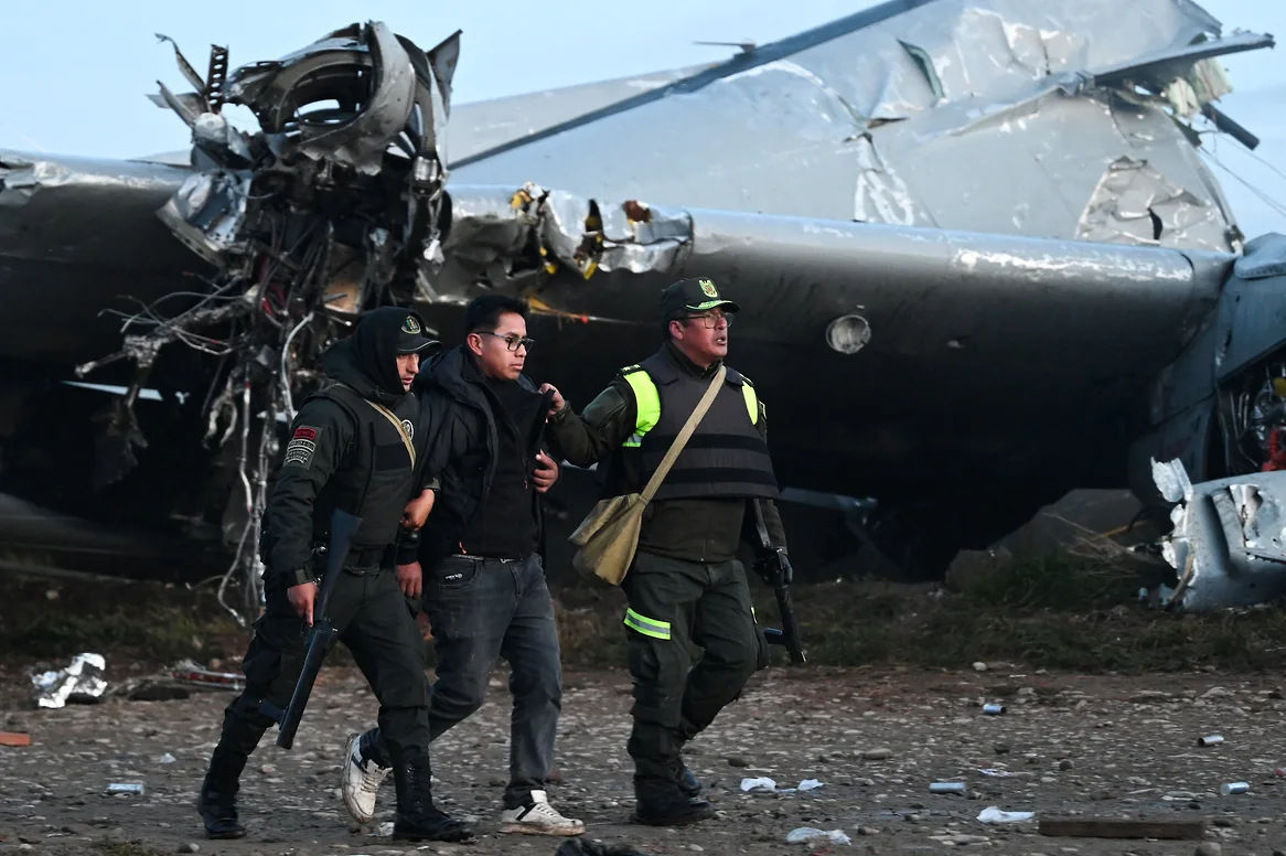 Bolivia investighează furtul a milioane de dolari dintr-un avion prăbușit.