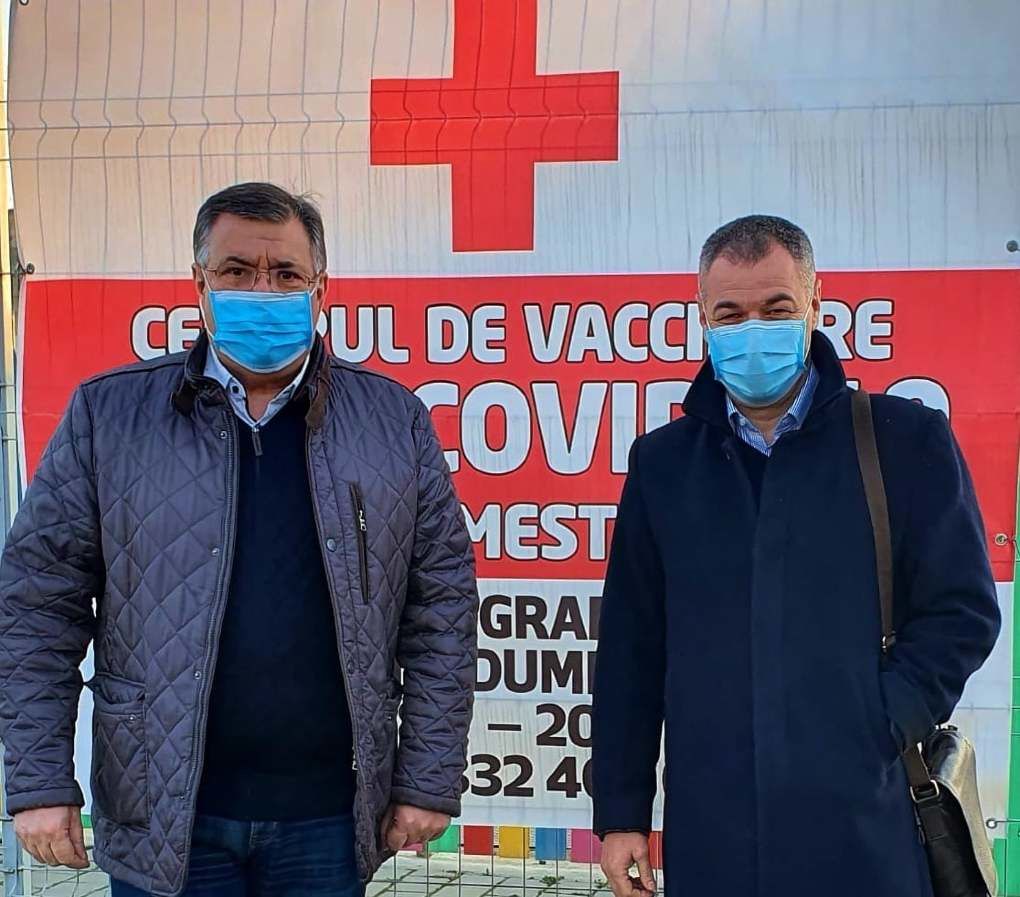 Два молдавских депутата прошли вакцинацию в Румынии.