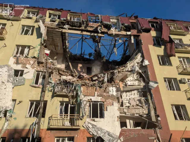 O dronă a lovit un bloc de locuit la Odesa: Sunt morți și răniți, printre care și copii.
