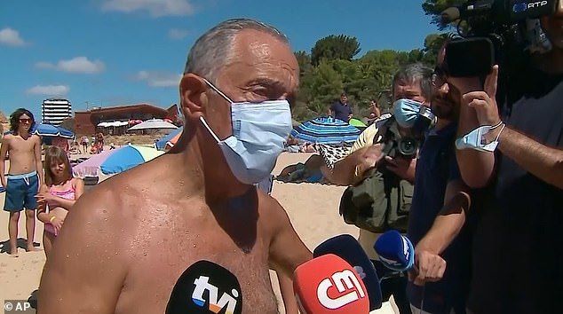Президент Португалии на отдыхе спас двух женщин в океане.