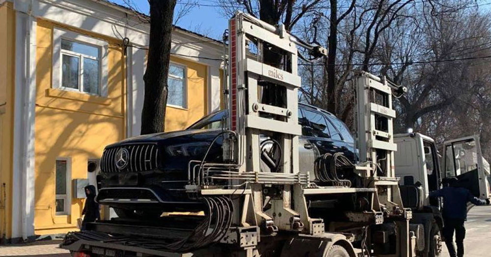 Борьба с незаконными парковками продолжается: в столице эвакуируют авто.