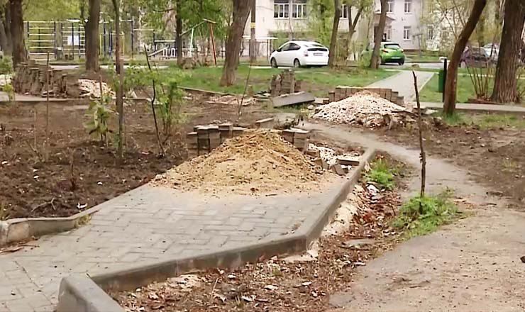 Из-за ремонтных работ „Apă-Canal” во дворе на Ботанике разрушили скамейки и тротуар.