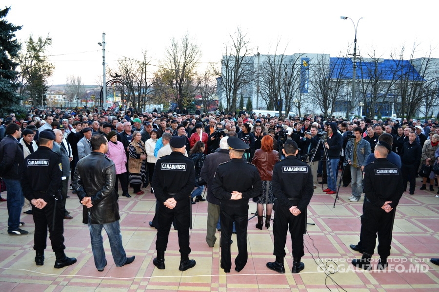 На данный момент общее количество вышедших на митинг уже превышает 1 тысячу человек. Порядок обеспечивают 200 сотрудников полиции и карабинеров.
