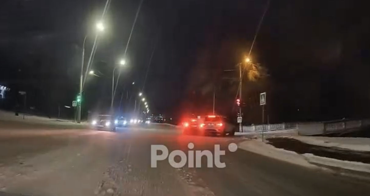 Accident în Capitală: Un șofer a trecut la culoarea roșie a semaforului.