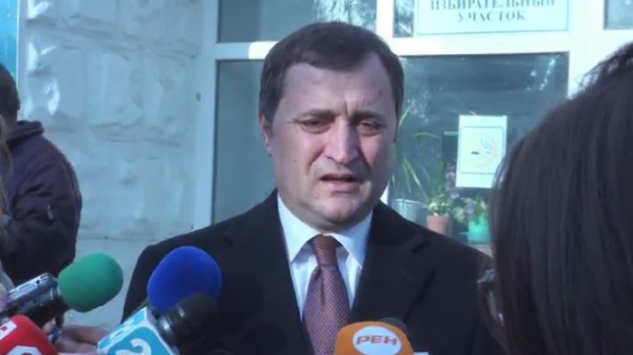 Vlad Filat, liderul PLDM, și-a exercitat dreptul la vot. În jurul orei 10 dimineața acesta a venit la secția de vot împreună cu soția sa, jurnalista Angela Gonța.
