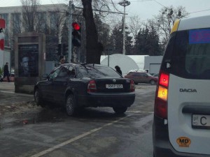 Automobilul este  este în serviciul secretarului general al Parlamentului, Ala Popescu.