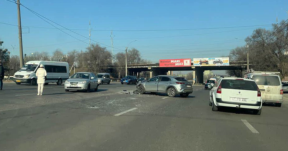 Accident în Capitală: O șoferiță a ajuns la spital.