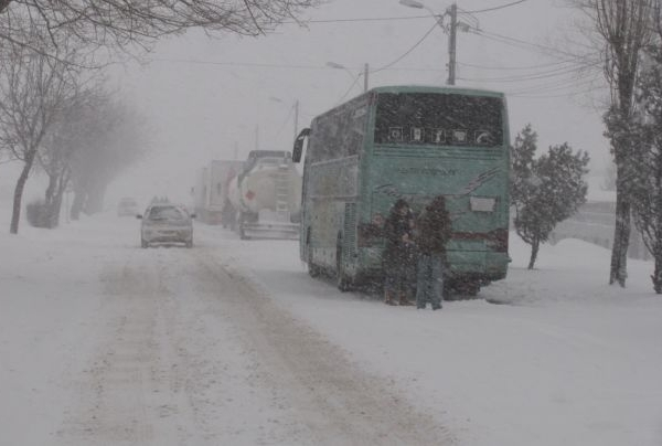 Copiii si dascalii au primit mancare si paturi in care sa doarma.