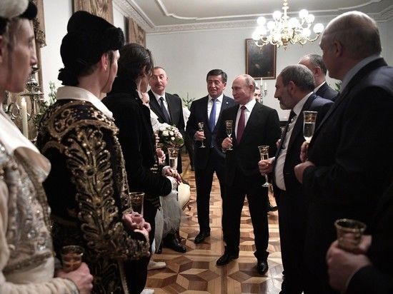 После представления присутствовавшие на нем лидеры пообщались с труппой и обсудили творческие планы артистов. 