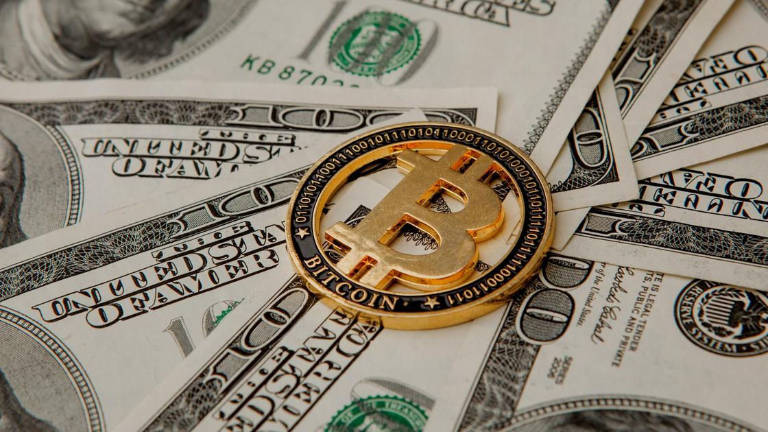 Курс биткоина упал на $5 тыс., трейдеры потеряли более $500 млн.