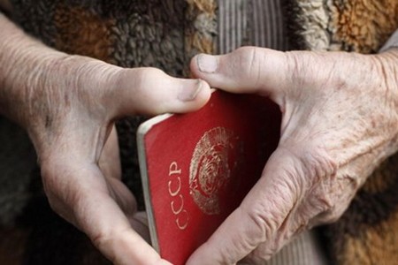 Гражданам, родившимся до 1945 года, не нужно будет предъявлять акты гражданского состояния, если их данные не поменялись.