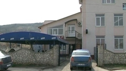 Un individ de 27 de ani a intrat în local, a bătut chelnerița şi a tras două focuri dintr-o armă de vânătoare.