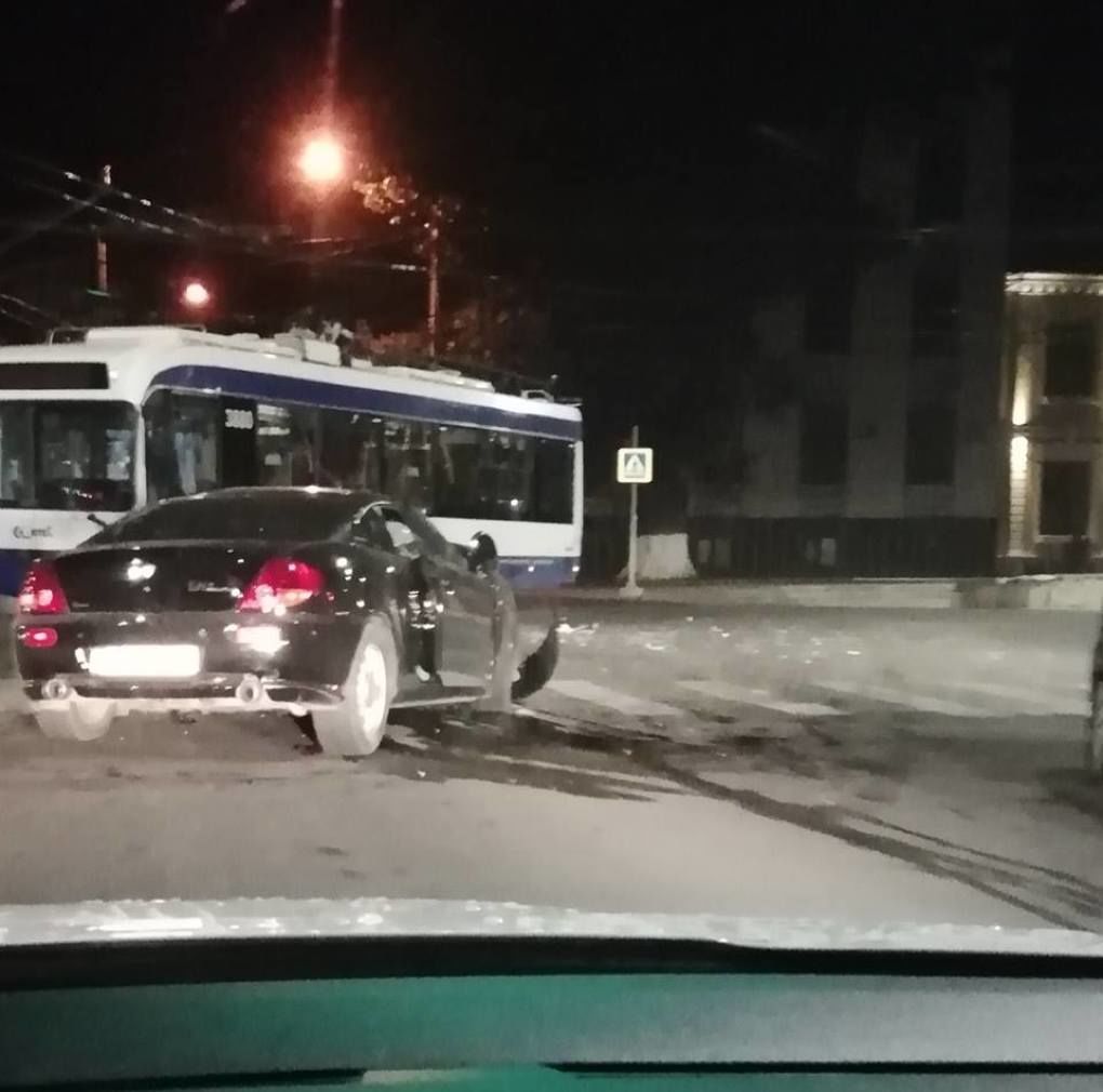 Полиция начала уголовное судопроизводство после аварии с участием троллейбуса и автомобиля Hyundai. Фото: realitatea.md.