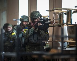 Очевидцы рассказывают, что видели, как раненых украинских бойцов окружили 12 российских десантников и, угрожая оружием, пытались захватить в плен.