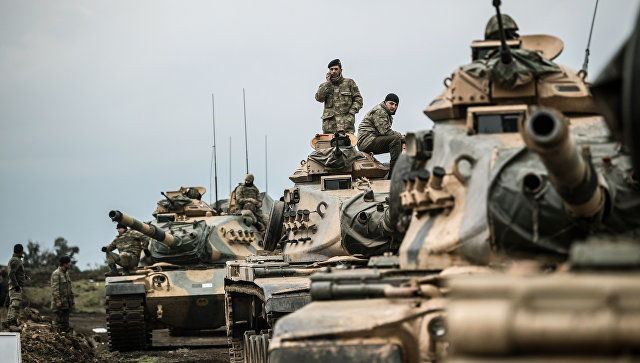 Турция стягивает военную технику к границе с Сирией.