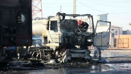 Practic, saboţii uneia dintre roţi au rămas blocaţi, provocând scânteile care au aprins întreaga încărcătură din TIR.