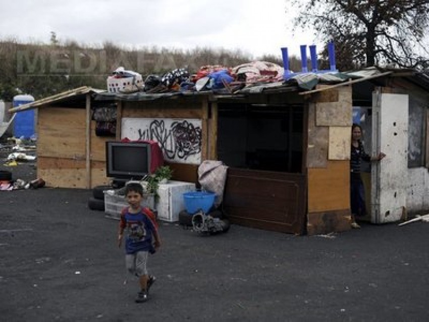 Poliţiştii le-au ordonat să-şi strângă păturile, să le pună în cărucioarele cu rotile şi să evacueze zona.