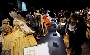 Evenimentul vernisat de muzeul londonez este o expoziţie de rochii şi costume purtate de actriţe şi actori legendari în filme hollywoodiene.