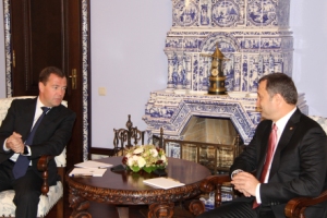 Vlad Filat şi Dmitri Medvedev au avut o convorbite telefonică luni, 22 octombrie.