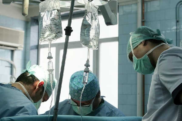 Mama fetiței continuă să afirme că fiica a căzut la săniuș, apoi tata acasa a împins-o cu piciorul și ea s-a lovit de perete. 