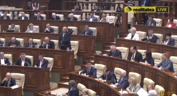 Канду поприветствовал нового депутата Демократической партии.