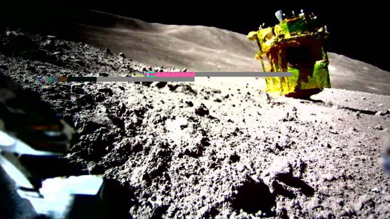 Орбитальный зонд NASA нашел японский аппарат SLIM на Луне.