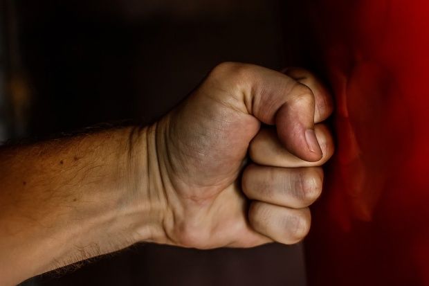 Gelos şi ameţit de alcool. Ș-a luat la pumni soţia în timp ce se aflau în ospeţie