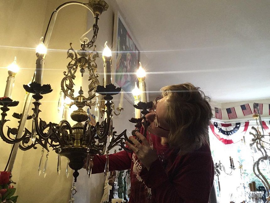 O femeie s-a măritat cu un candelabru cumpărat online. 