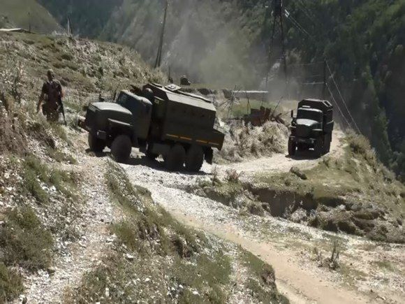Неизвестные подорвали военный «Урал» в Дагестане.