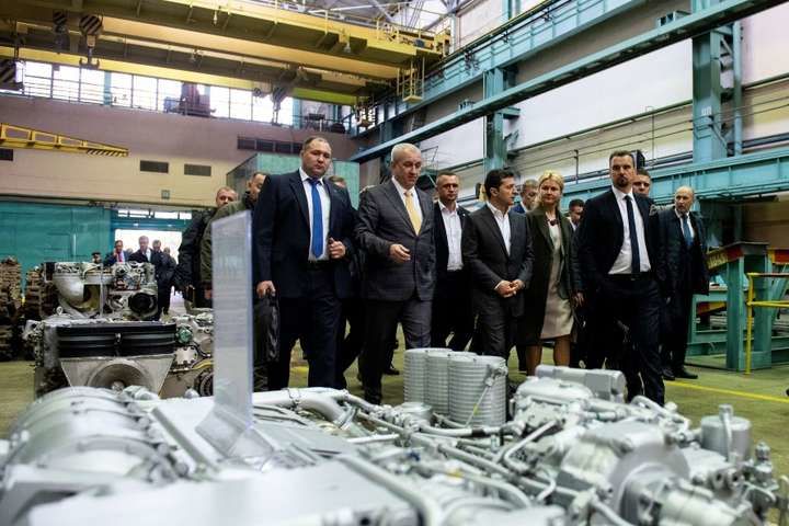 Зеленский пришел на завод и припомнил советские времена.