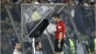 Футбольные судьи начнут применять видеоповторы в Лиге чемпионов.