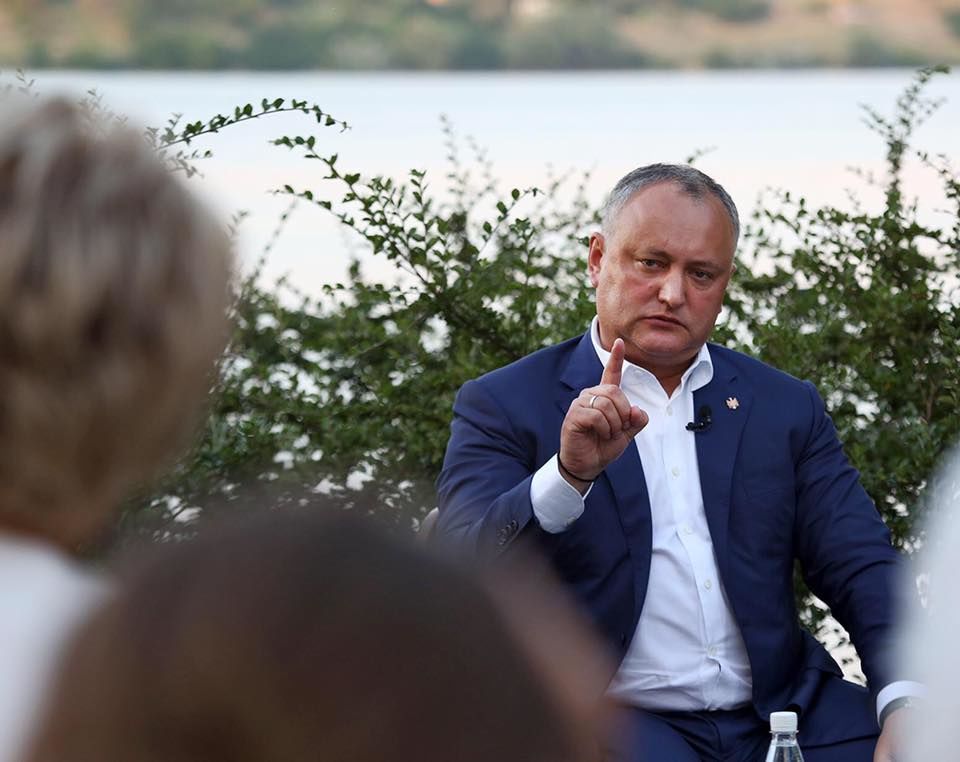 Igor Dodon, în dialog cu jurnaliștii, pe malul Nistrului. Foto: presedinte.md