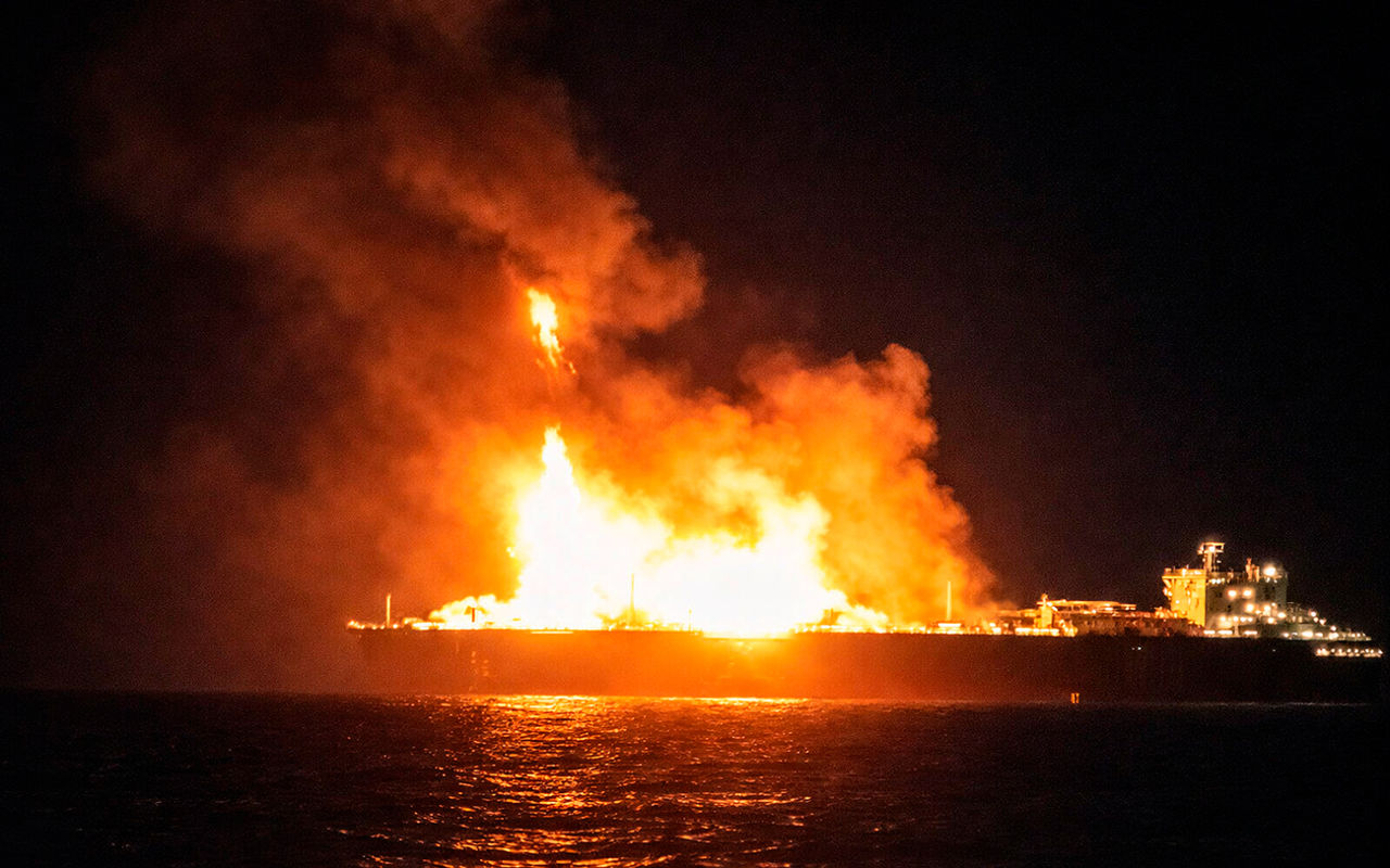 Tancul rus Artic Metagaz, încărcat cu gaz natural lichefiat, arde în Marea Mediterană.