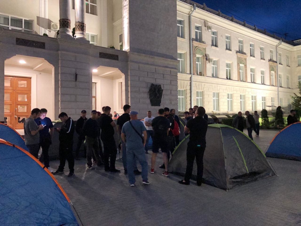 Возле здания Генпрокуратуры в Кишиневе появились палатки.