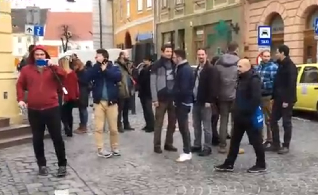 В связи с национальным трауром протестанты прекратили свою круглосуточную вахту протеста у штаб-квартиры СДП.