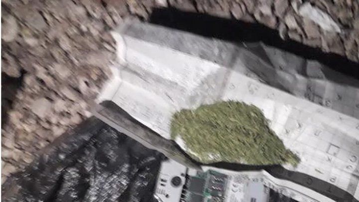 Un tânăr, reţinut după ce a aruncat un pachet cu droguri peste gardul puşcăriei