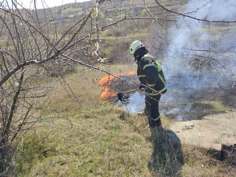 Спасатели напомнили о необходимости соблюдать правила пожарной безопасности.