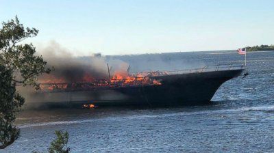 Incediu pe apă în Florida: O navă a luat foc. Sunt răniți