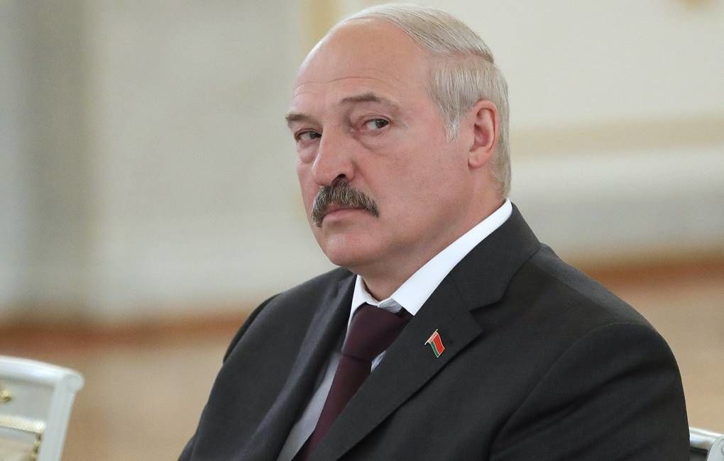Лукашенко не включен в черный список ЕС по Белоруссии, сообщает Reuters.